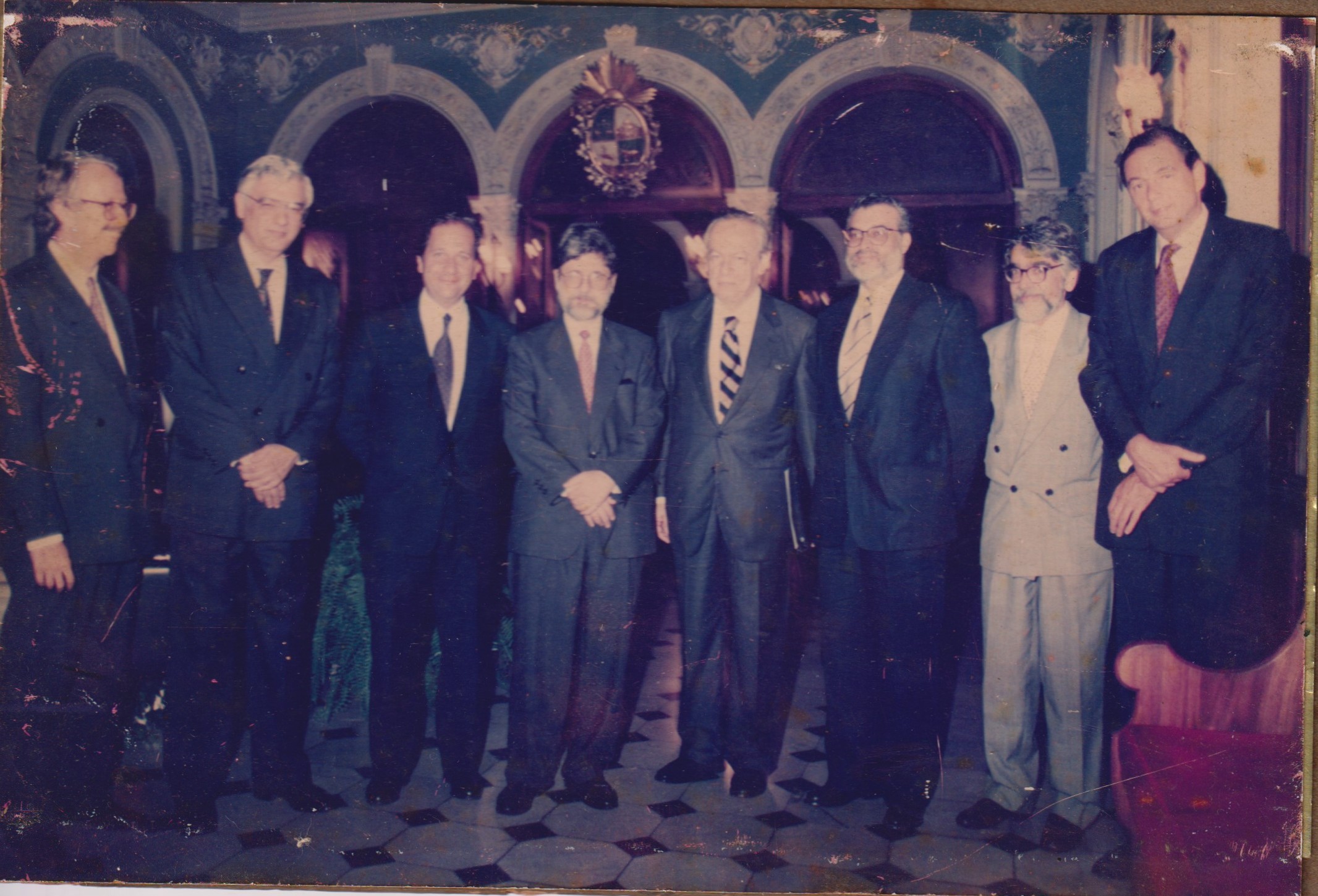 Registro com a delegação diplomática que representava o Brasil na Associação Latino Americana de Integração (ALADI), em Montevidéu. No centro da foto, aparecem os embaixadores Celso Amorim e Paulo Nogueira Batista. Também fazem parte da foto os embaixadores Renato Prado Guimarães (segundo da esquerda para a direita) e Sergio Florencio, que está à direita de Tadeu Nascimento Valadares (o terceiro da direita para a esquerda).